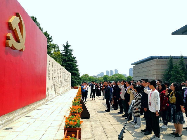 最后,全体学员在革命纪念馆宣誓广场重温入党誓词,弘扬"红船